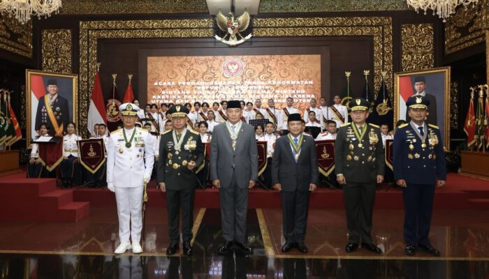 Panglima TNI Sematkan Bintang Yudha Dharma Utama Kepada Menhan RI