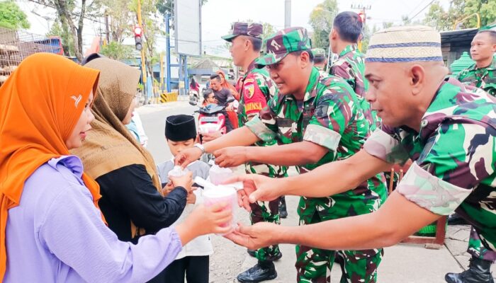 Serentak, Jajaran Babinsa Kodim 0813 berbagi Ribuan Paket Takjil