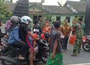 Koramil Sukosewu Berbagi Ratusan Takjil, Warga Senang dan Bahagia