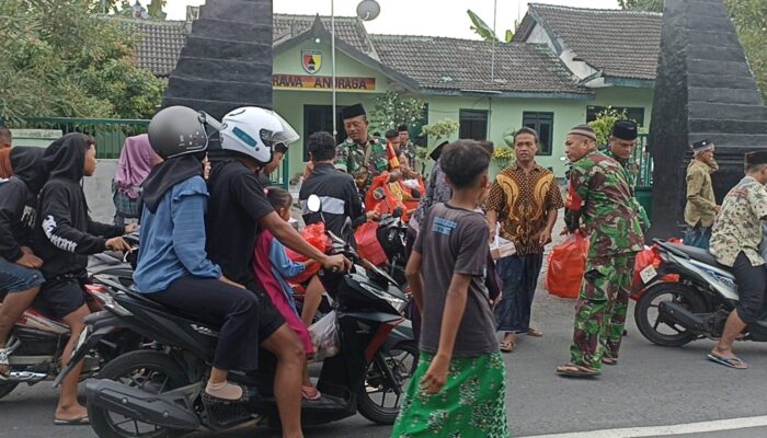 Koramil Sukosewu Berbagi Ratusan Takjil, Warga Senang dan Bahagia