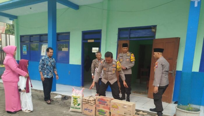 Kapolsek Kapas dan Bhayangkari Salurkan Bantuan Sembako ke Ponpes Al Fajar Bojonegoro