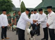 Safari Ramadan di Korem 081/DSJ, Dandim dan Danyon Terima Hewan Ternak 