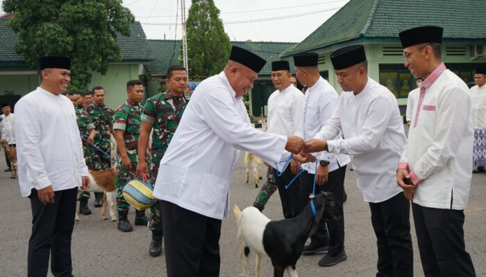 Safari Ramadan di Korem 081/DSJ, Dandim dan Danyon Terima Hewan Ternak 