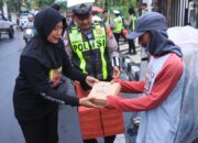 Polres Bojonegoro Sosialisasikan Hotline Polri 110 dan Mudik Aman Melalui Bagi Takjil