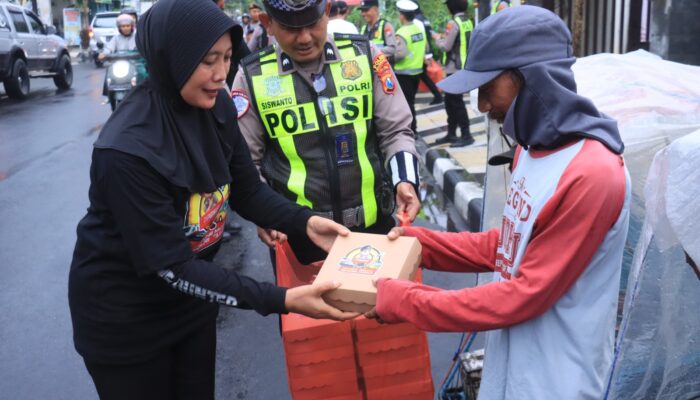 Polres Bojonegoro Sosialisasikan Hotline Polri 110 dan Mudik Aman Melalui Bagi Takjil