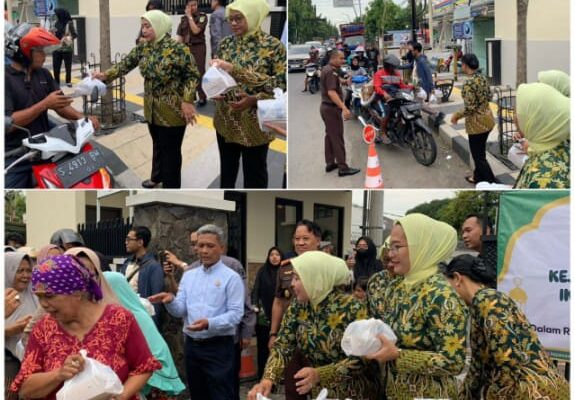 Kejaksaan Negeri Bojonegoro Berbagi Takjil Untuk Pengendara Yang Melintas