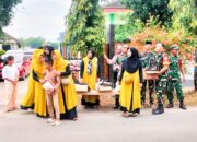 Jelang Buka Puasa Danramil Kasiman bersama Anggota bagikan Takjil
