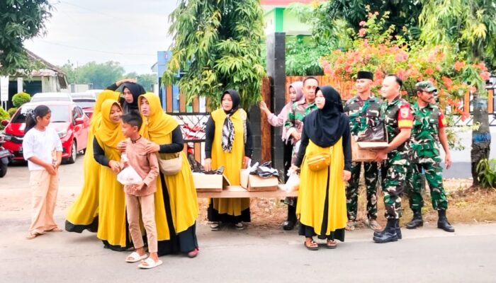 Jelang Buka Puasa Danramil Kasiman bersama Anggota bagikan Takjil