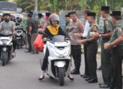 Kompak, TNI-Polri di Bojonegoro Bagi Takjil untuk Masyarakat