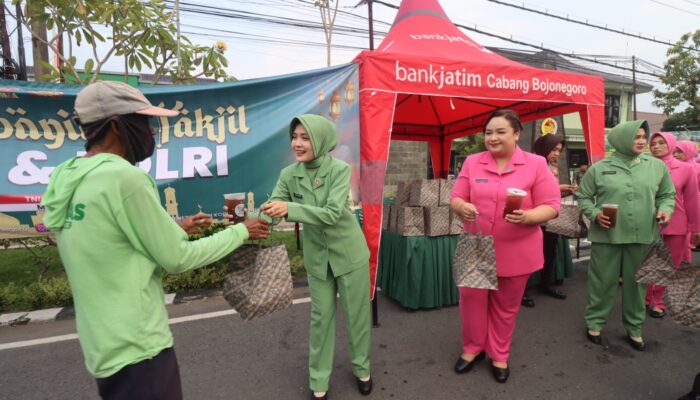 Berbagi Takjil, Bhayangkari dan Persit Tunjukan Kekompakan