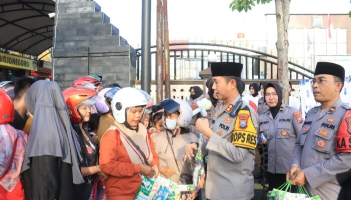 Ramadhan Kareem, Kapolres Bojonegoro bersama Polwan Berbagi Takjil
