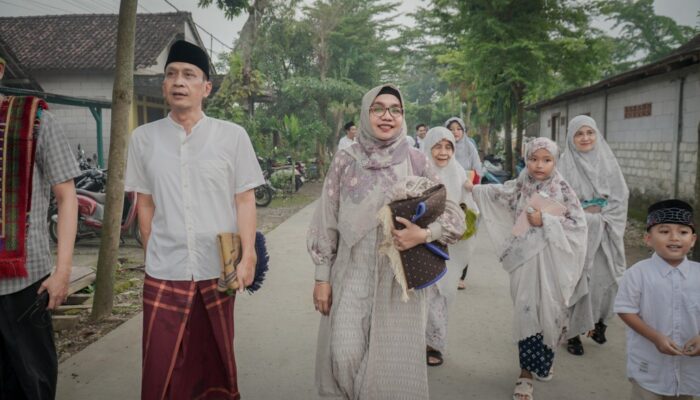 Bersama Masyarakat, Bupati dan Wabub Bojonegoro Laksanakan Sholat Idul Fitri
