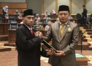 Ketua DPRD Abdullah Umar Melantik dan Membacakan SK Pengangkatan Anggota PAW Fraksi Gerindra
