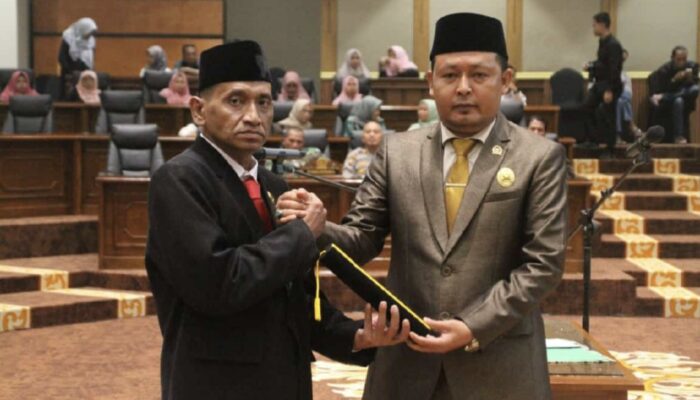 Ketua DPRD Abdullah Umar Melantik dan Membacakan SK Pengangkatan Anggota PAW Fraksi Gerindra
