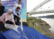 Perkuat Sinergi, Pemkab Bojonegoro dan PT. Samator Tebar Benih Ikan