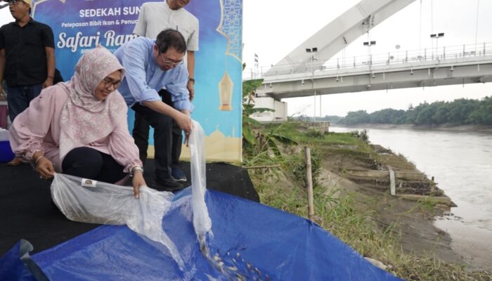 Perkuat Sinergi, Pemkab Bojonegoro dan PT. Samator Tebar Benih Ikan