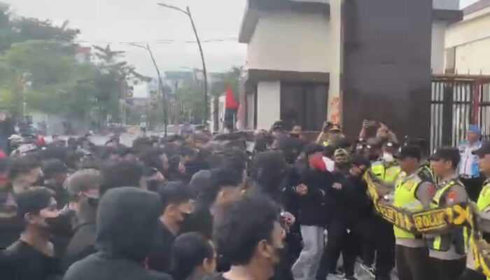 Demonstrasi Tolak UU TNI di Bojonegoro Berakhir Ricuh: Aparat Keamanan vs Massa