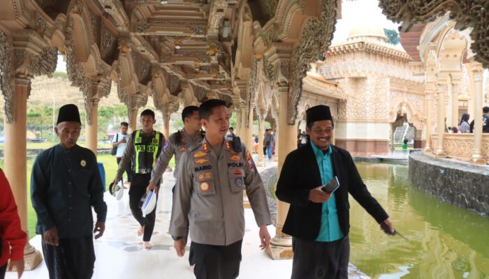 Kapolres Bojonegoro Pantau Pengamanan Wisata Religi di Masjid Margomulyo