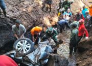 Kodim 0815/Mojokerto Terjunkan Tim untuk Evakuasi Korban Longsor di Pacet