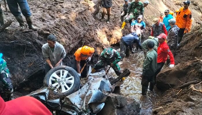 Kodim 0815/Mojokerto Terjunkan Tim untuk Evakuasi Korban Longsor di Pacet