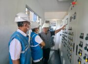EVP Aneka Energi Baru Terbarukan PT PLN (Persero) Zainal Arifin dan General Manager PT PLN (Persero) Unit Induk Pembangunan Jawa Bagian Timur dan Bali I Njoman Surjana D. meninjau proses gasinfikasi PLTSa Putri Cempo