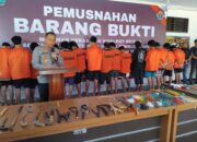 Dalam Konferensi Pers, Polres Bitung Musnahkan Ribuan Miras Jenis Captikus Bersama Senjata Tajam dan Kanalpot Brong.