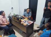 Tersangka Abraham Goram Gama, Menadatangani Surat Kuasa Dari Tim Pengacara LP3BH Manokwari.