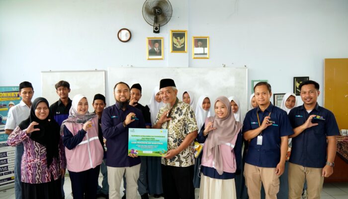 Rayakan Hari Pendidikan Nasional 2025, ICONNET & Srikandi PLN Icon Plus Jatim Gelar Aksi Mengajar dan Donasi di SMK Nurul Huda Tulangan