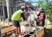 Babinsa Koramil 09/Sumberrejo Bantu Cor Musholla di Margoagung