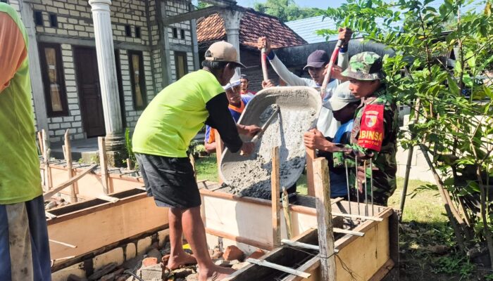 Babinsa Koramil 09/Sumberrejo Bantu Cor Musholla di Margoagung