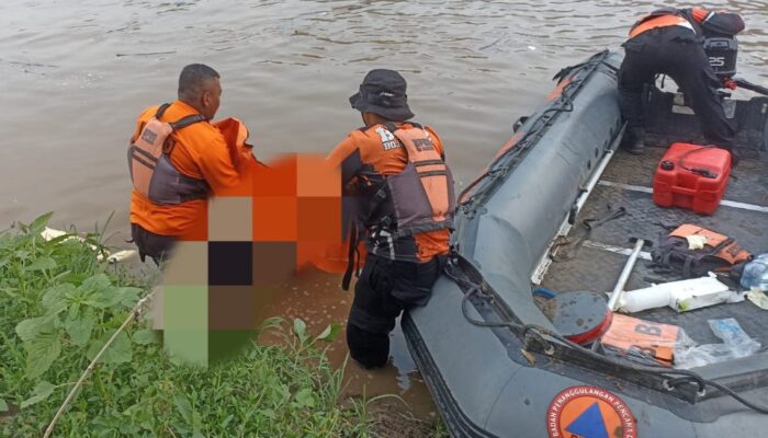BPBD Bojonegoro Evakuasi Mayat Tak Dikenal di Bengawan Solo