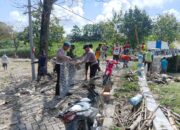 Kompak, Aparat Bersama Warga Pasang Bronjong Akibat Luapan Sungai Sekar