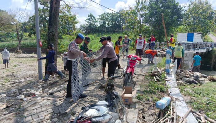 Kompak, Aparat Bersama Warga Pasang Bronjong Akibat Luapan Sungai Sekar
