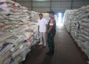Babinsa Ngunut Pantau Stok Beras di Gudang Bulog Pulosari
