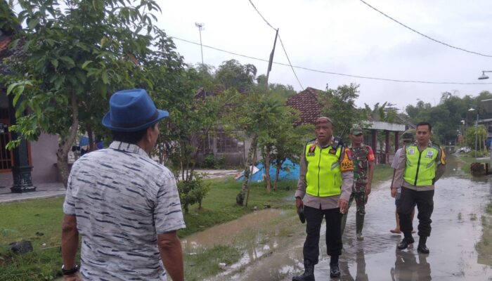 Kapolsek Sumberrejo Turun Langsung ke Lokasi Banjir, Pastikan Keamanan Warga