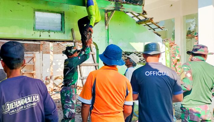 BBGRM, Babinsa Kepohbaru Bojonegoro Bersama Warga Bersih-bersih Lingkungan Balai Desa Woro