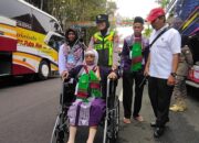 Dengan Senyuman, Polwan Bojonegoro Bantu CJH Lansia Menuju Bus