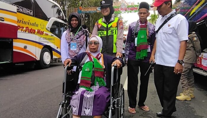 Dengan Senyuman, Polwan Bojonegoro Bantu CJH Lansia Menuju Bus