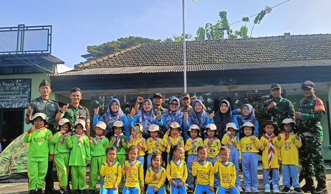 Mengenal TNI sejak Dini: TK RA Miftakhul Ulum Lamongan Kunjungi Koramil 0813-09/Sumberrejo