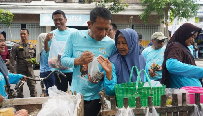 Bupati Wahono Borong Jualan Pedagang Rengke