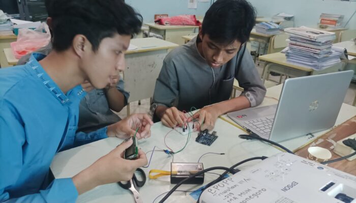 Inovasi Siswa SMA MBS Al Amin Bojonegoro: Alat Pengukur Kelembaban dan Penyiraman Otomatis Berbasis Arduino