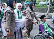 Satpol PP Bojonegoro Sigap Bantu Calon Jamaah Haji