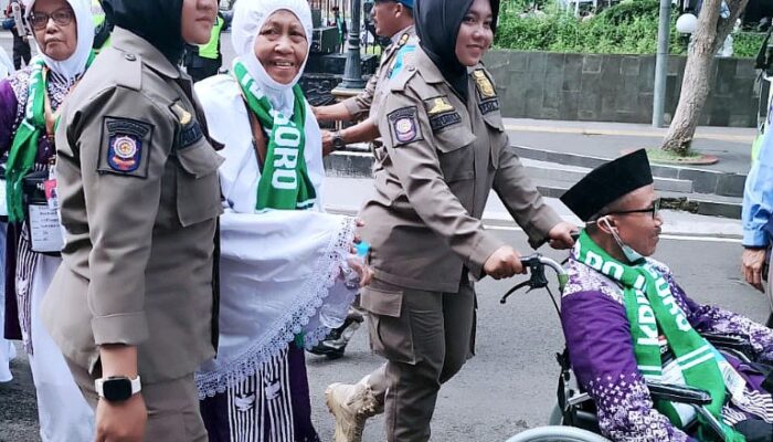 Satpol PP Bojonegoro Sigap Bantu Calon Jamaah Haji