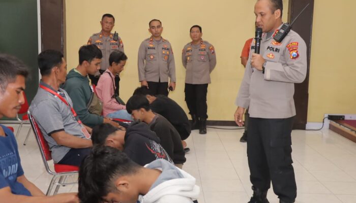 Kapolres Lamongan Beri Arahan dan peringatan kepada Pemuda yang melakukan Konvoi di jalan