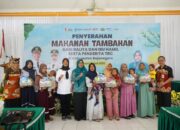 Wabup Nurul Azizah dan Ibu Cantika Wahono, Hadiri Penyerahan Makanan Gizi Tambahan
