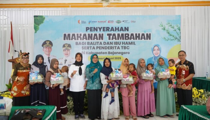 Wabup Nurul Azizah dan Ibu Cantika Wahono, Hadiri Penyerahan Makanan Gizi Tambahan