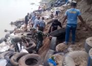 Rawan Longsor, Babinsa Koramil Padangan Bojonegoro dan Warga Pasang Tanggul Penahan 