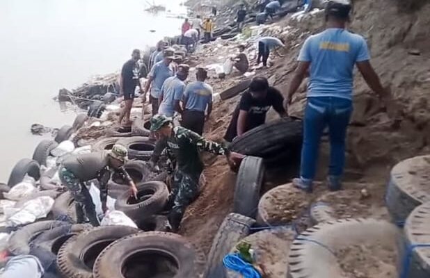 Rawan Longsor, Babinsa Koramil Padangan Bojonegoro dan Warga Pasang Tanggul Penahan 