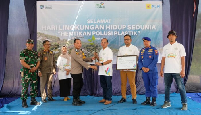 Peringati Hari Lingkungan Hidup Sedunia, PT PLN (Persero) UIP JBTB serah terima bantuan TJSL dan Penanaman Mangrove di Pesisir Lamongan