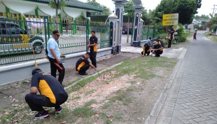 Polsek Sumberrejo dan Pemdes Sumberrejo Bersinergi dalam Kegiatan “Bakti Religi” di Masjid Sunan Ampel